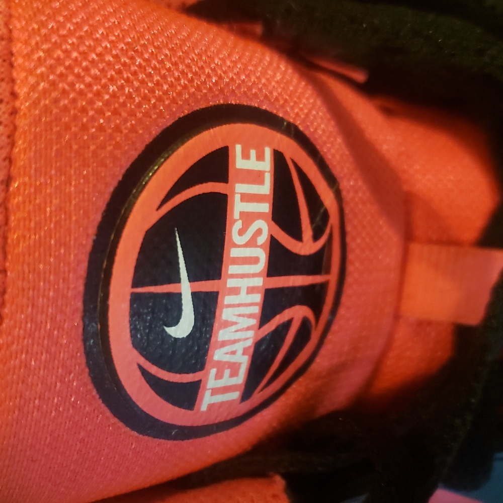 💫Nike Team Hustle D 9 Black and Pink Sneakers - Picture 3 of 10